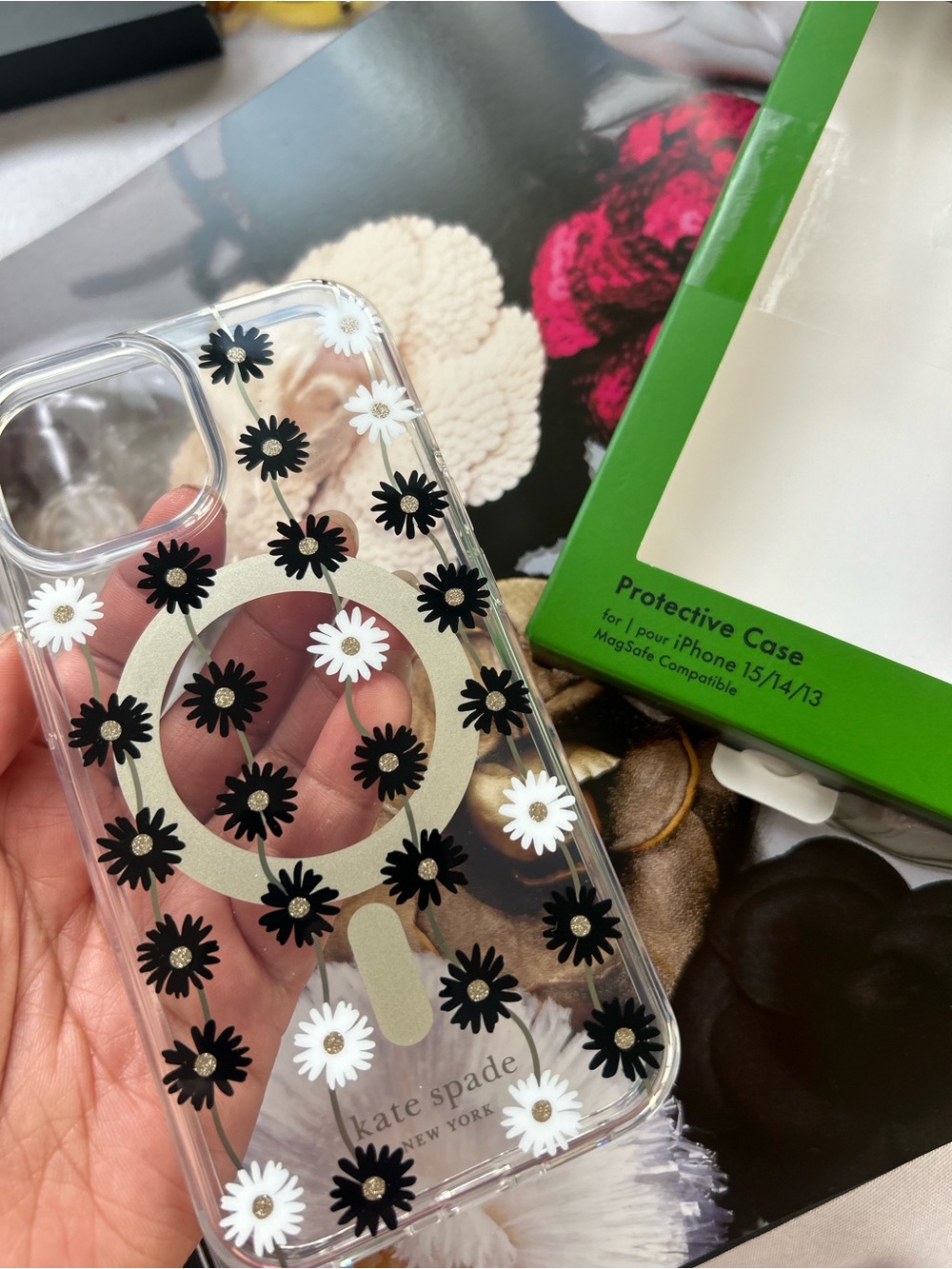 IPhone 15/ 14/13 kate spade Clear Black & White Daisy iPhone Protective Case - Picture 4 of 8